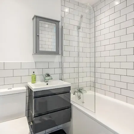 Lovely House In Dagenham / Barking With Free Parking, Wifi & Garden Exterior foto
