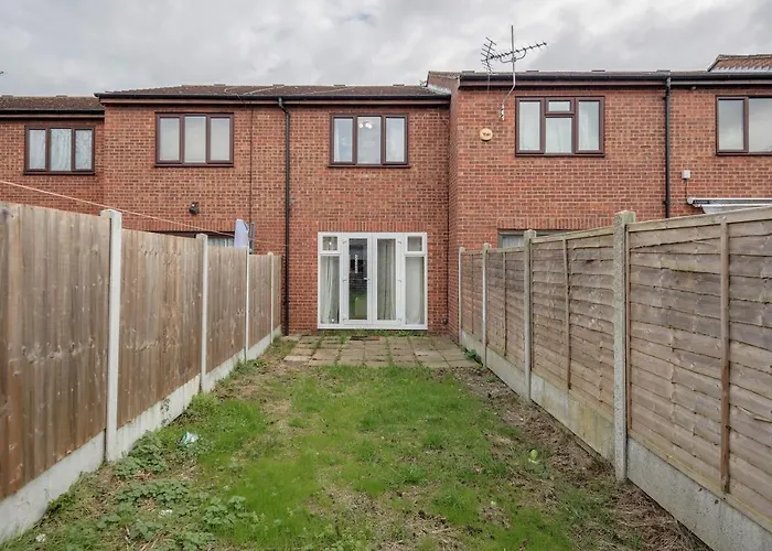 Lovely House In Dagenham / Barking With Free Parking, Wifi & Garden