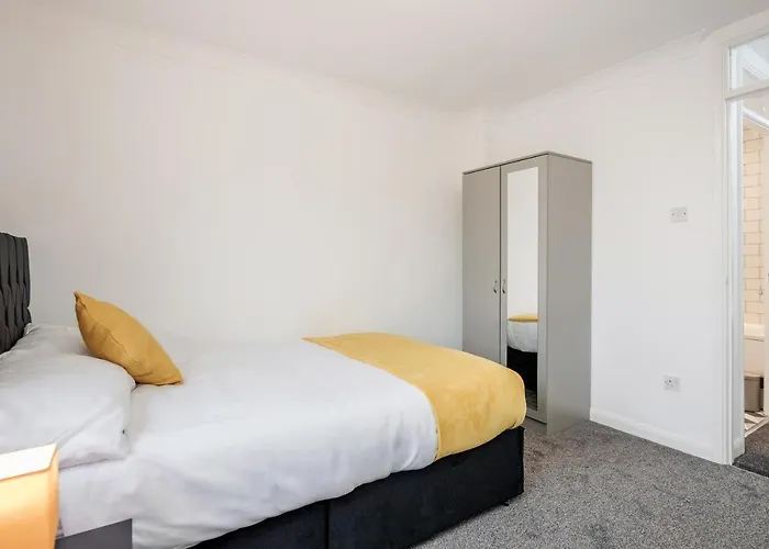 Lovely House In Dagenham / Barking With Free Parking, Wifi & Garden