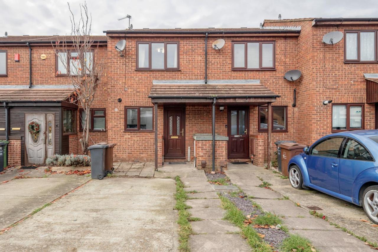 Holiday home Lovely House In / Barking With Free Parking, Wifi & Garden *