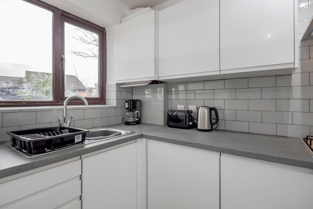 Lovely House In / Barking With Free Parking, Wifi & Garden Dagenham