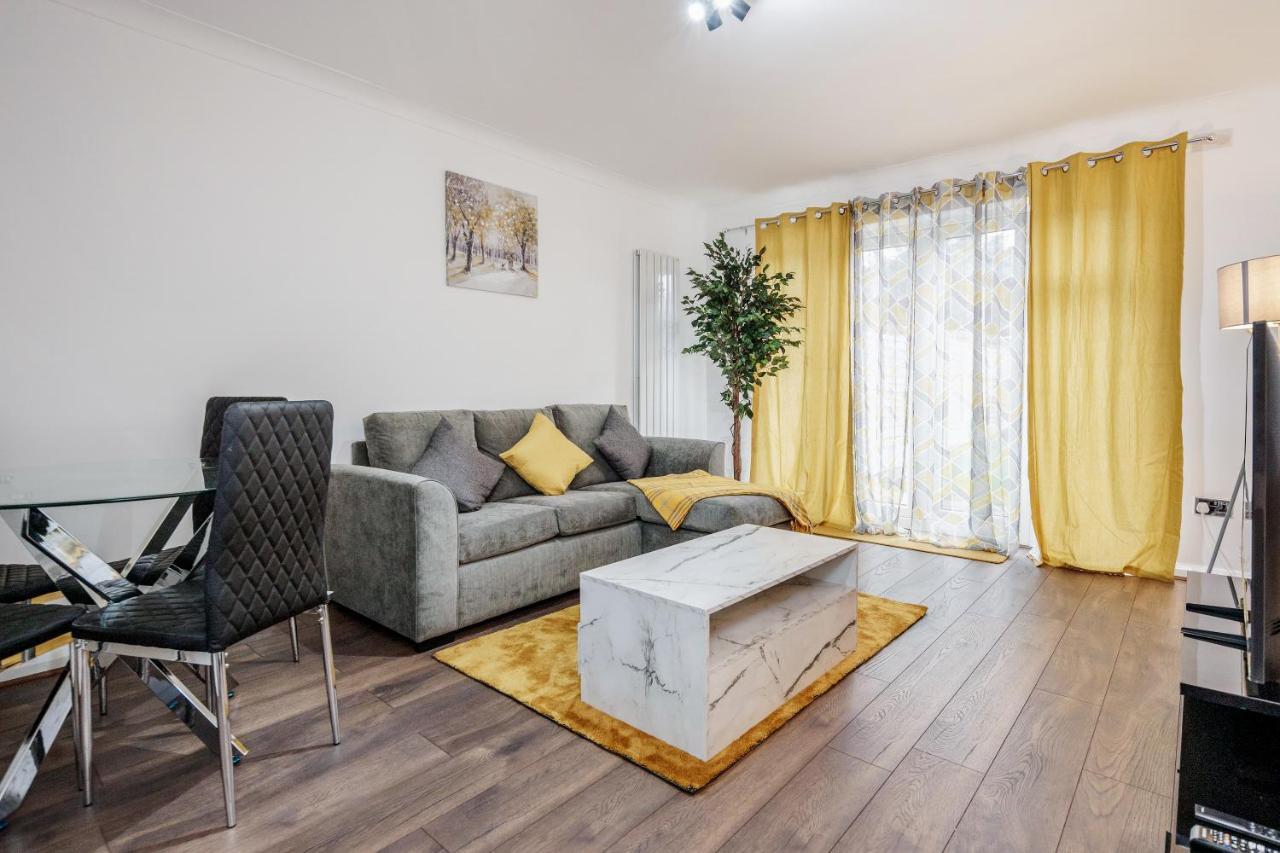 Holiday home Lovely House In / Barking With Free Parking, Wifi & Garden