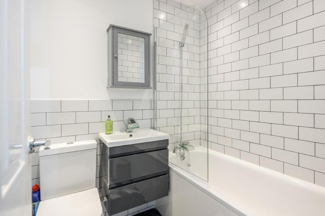 Holiday home Lovely House In / Barking With Free Parking, Wifi & Garden *