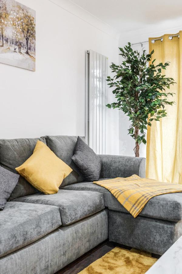 Holiday home Lovely House In / Barking With Free Parking, Wifi & Garden Dagenham
