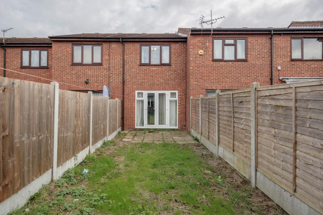 Lovely House In / Barking With Free Parking, Wifi & Garden *