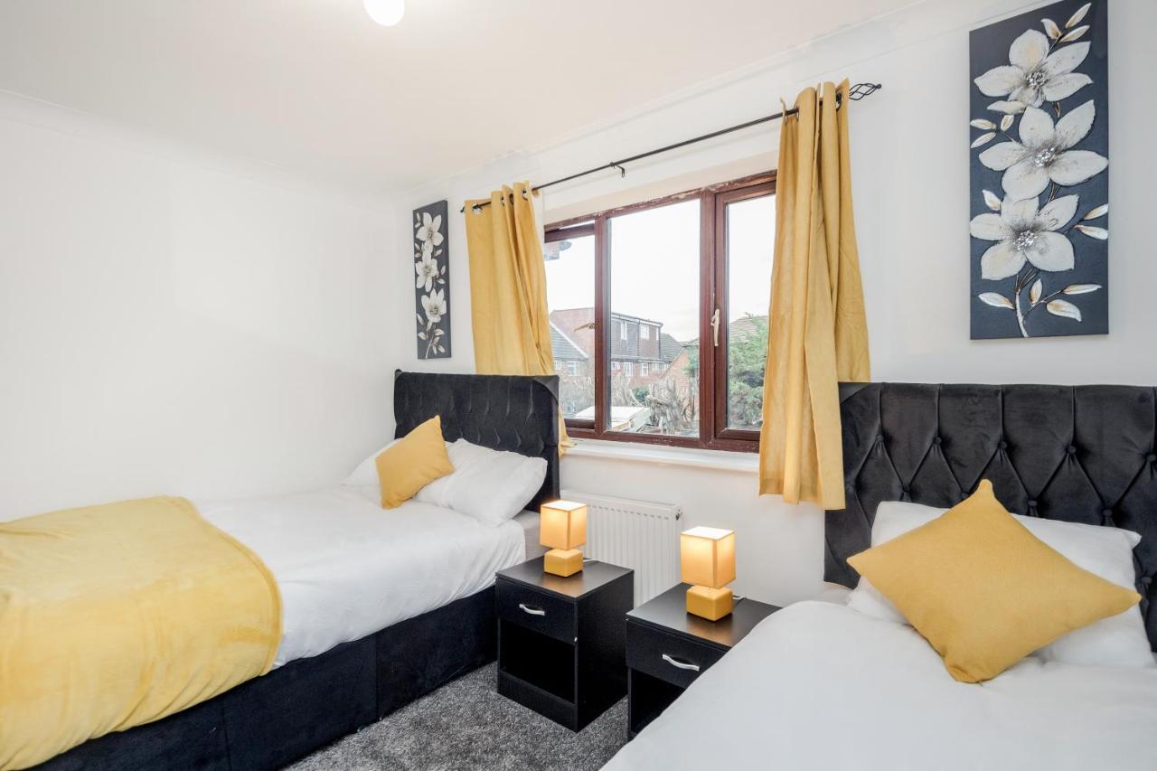 Lovely House In / Barking With Free Parking, Wifi & Garden