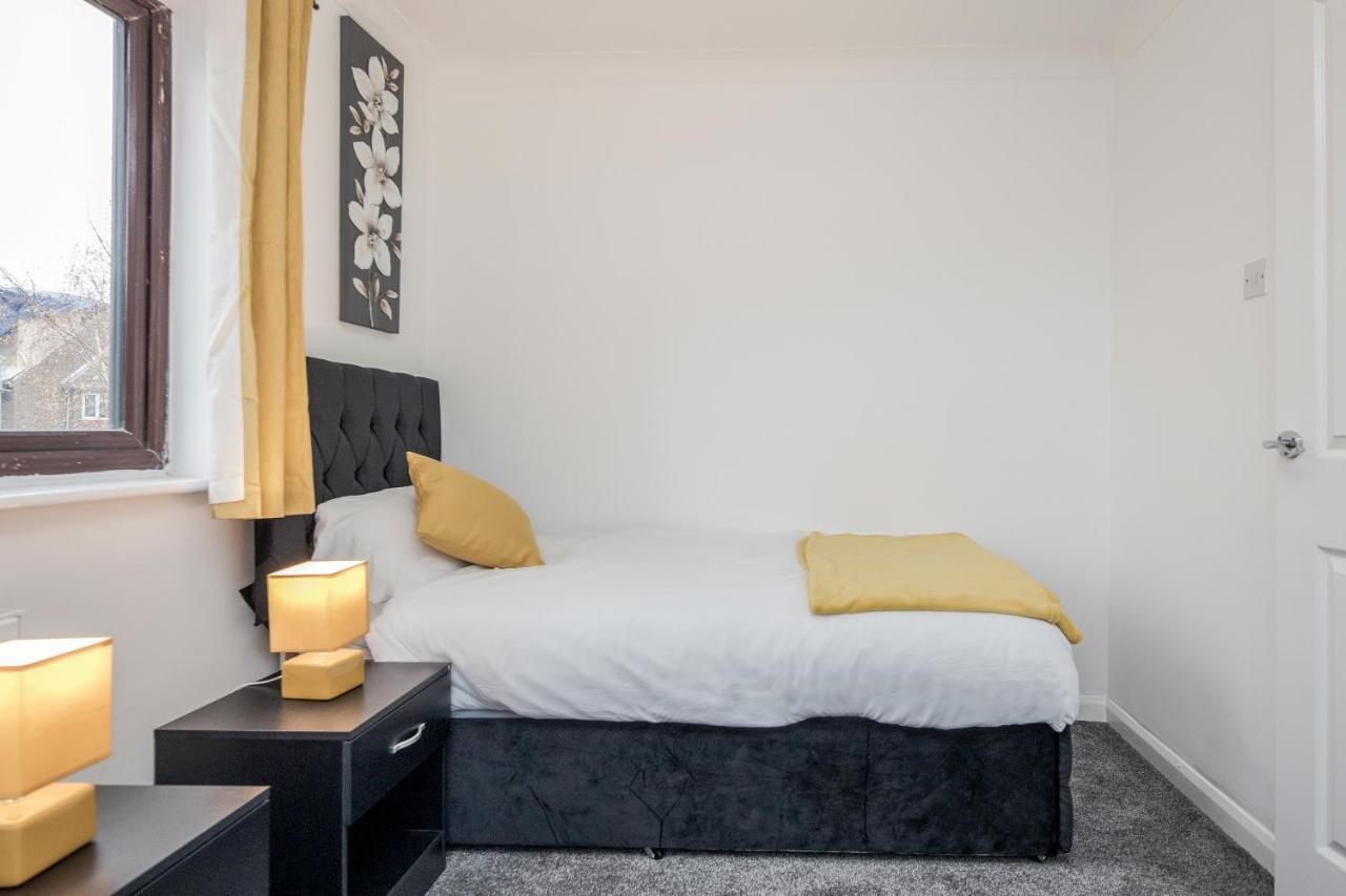 Lovely House In / Barking With Free Parking, Wifi & Garden Holiday home *