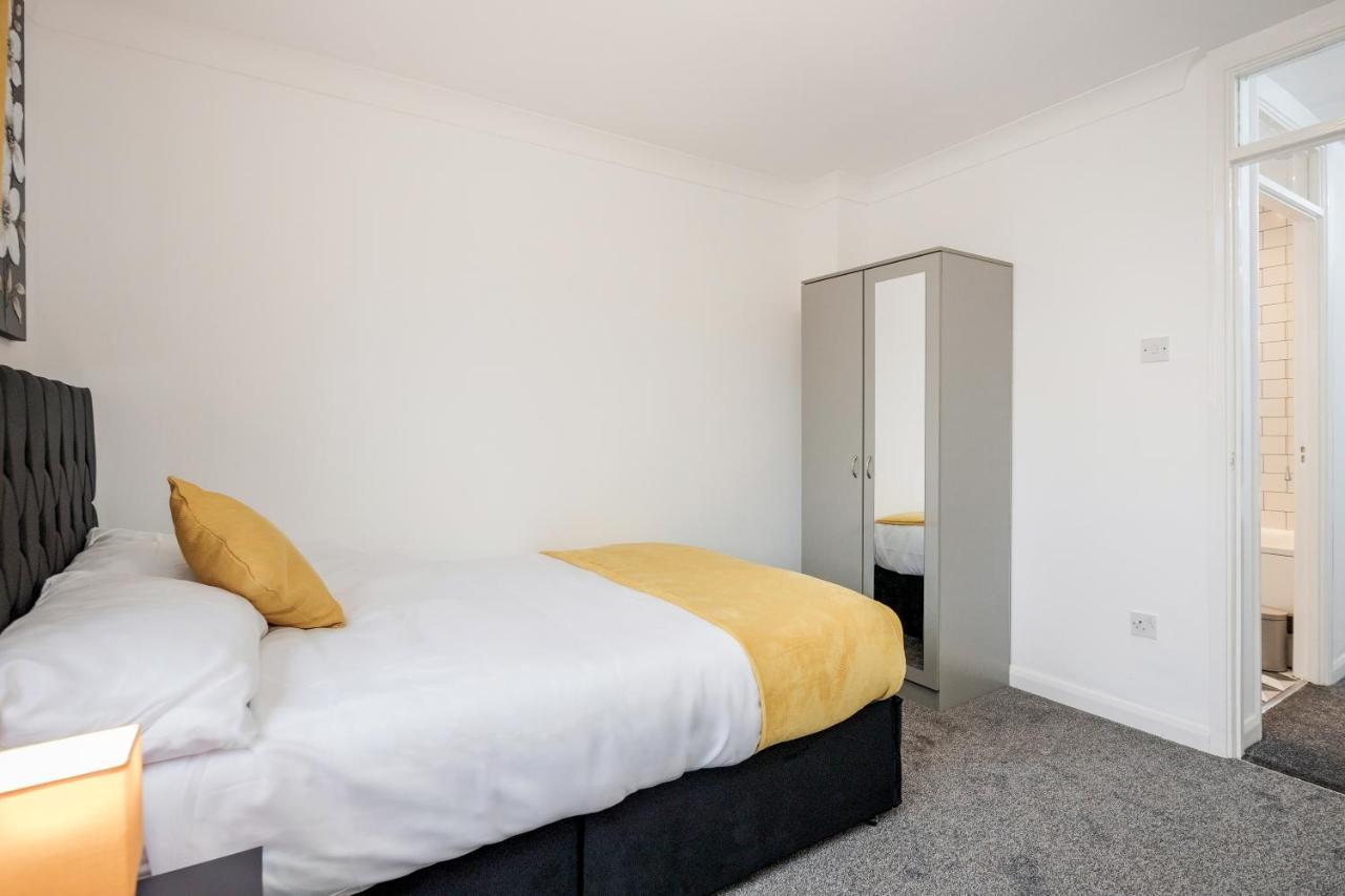 Holiday home Lovely House In / Barking With Free Parking, Wifi & Garden