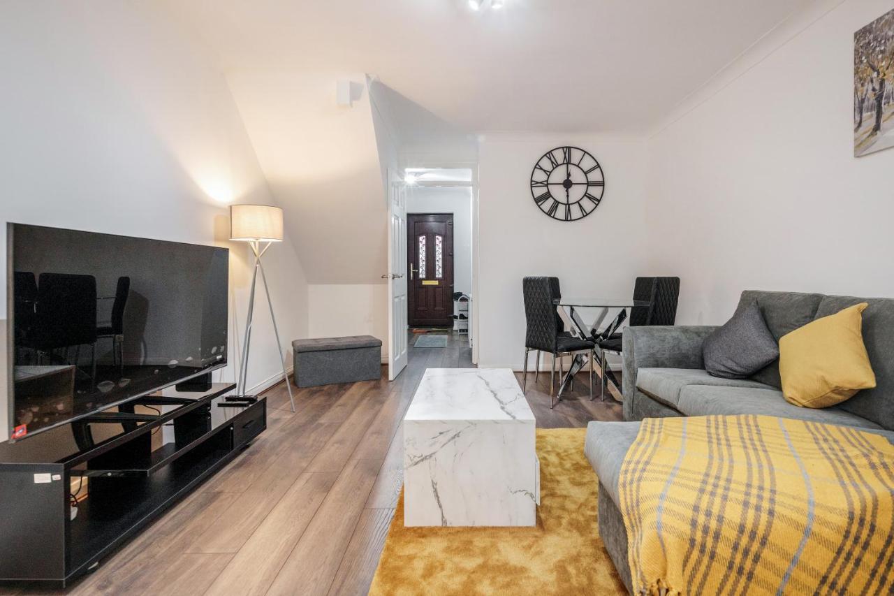 Lovely House In / Barking With Free Parking, Wifi & Garden Dagenham
