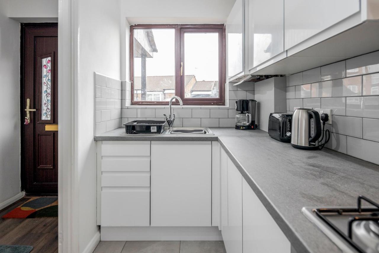 Lovely House In / Barking With Free Parking, Wifi & Garden Holiday home