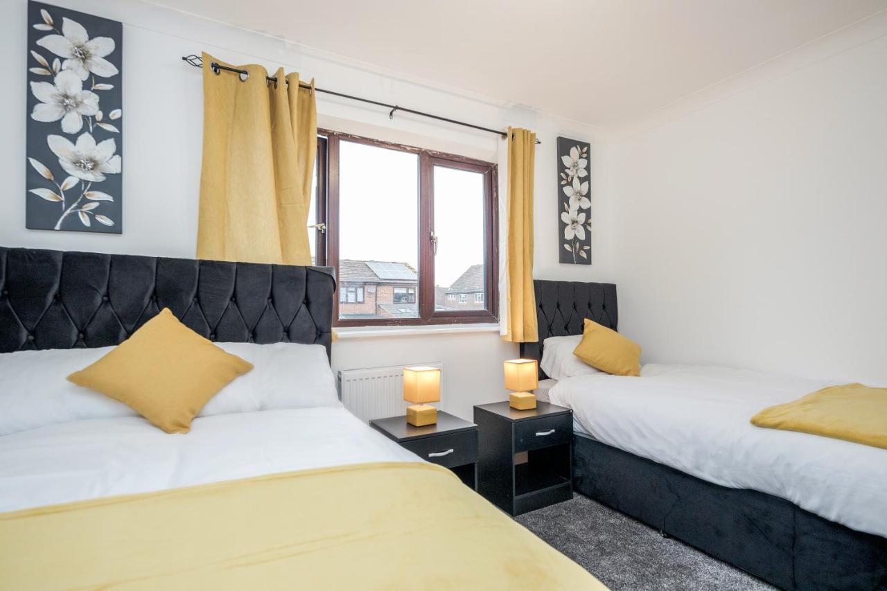 Lovely House In / Barking With Free Parking, Wifi & Garden Dagenham