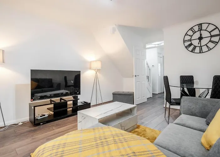 Lovely House In Dagenham / Barking With Free Parking, Wifi & Garden