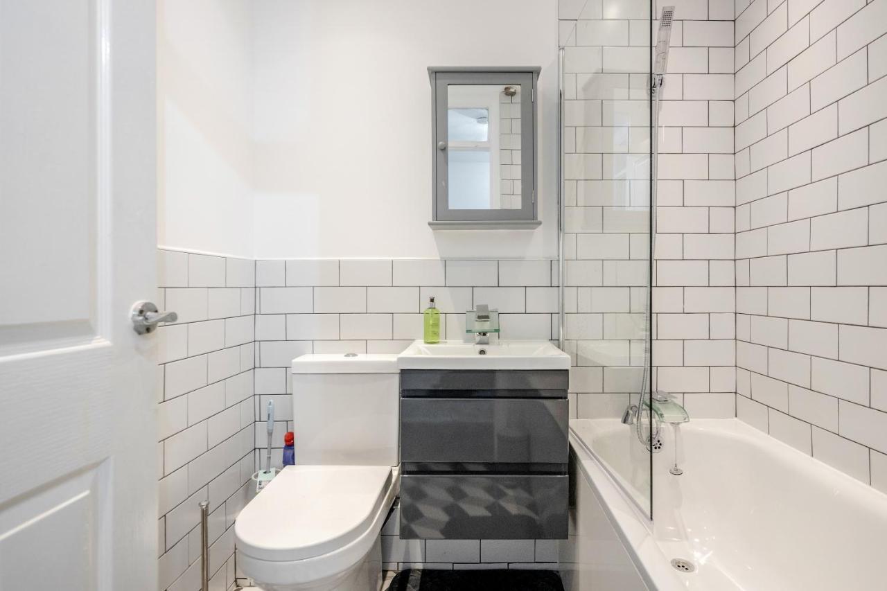 Lovely House In / Barking With Free Parking, Wifi & Garden Dagenham