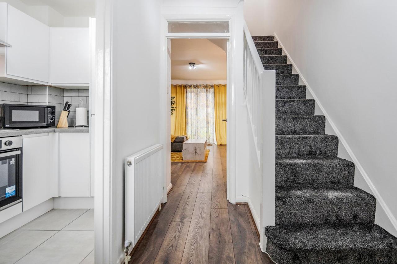 Lovely House In / Barking With Free Parking, Wifi & Garden Vakantiehuis Dagenham